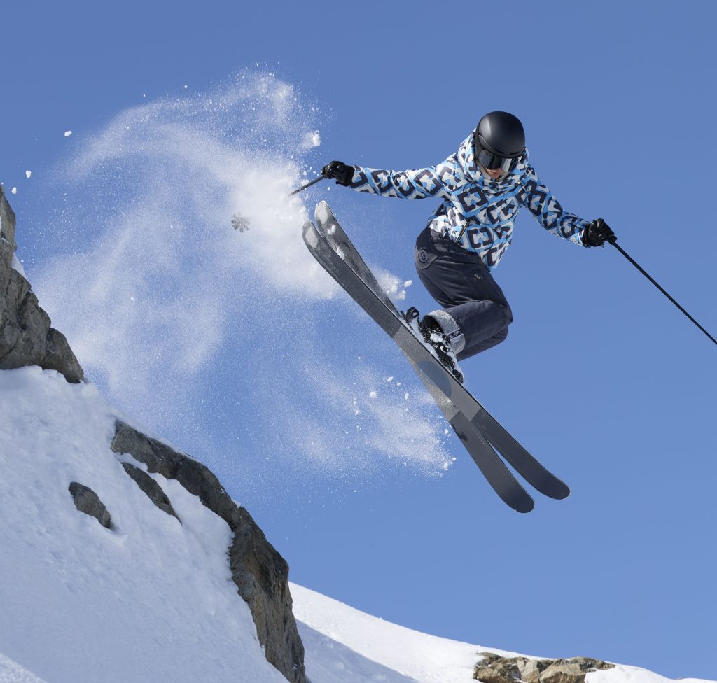 Skifahrer in Action während des Bogner Actionshootings 2026.