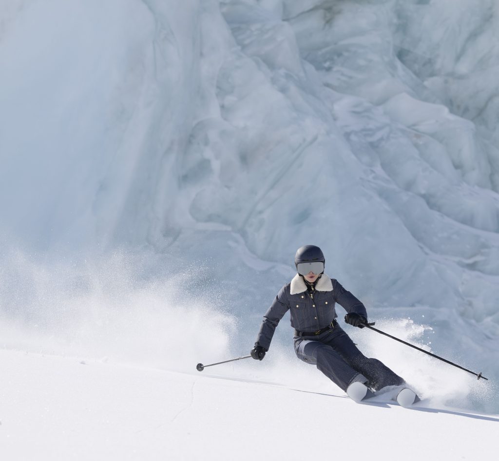 Skifahrer in Action während des Bogner Actionshootings 2026.